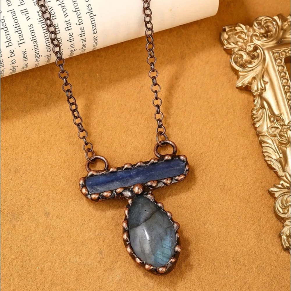 Bronze labradorite and kyanite necklace - Picture 3 of 5